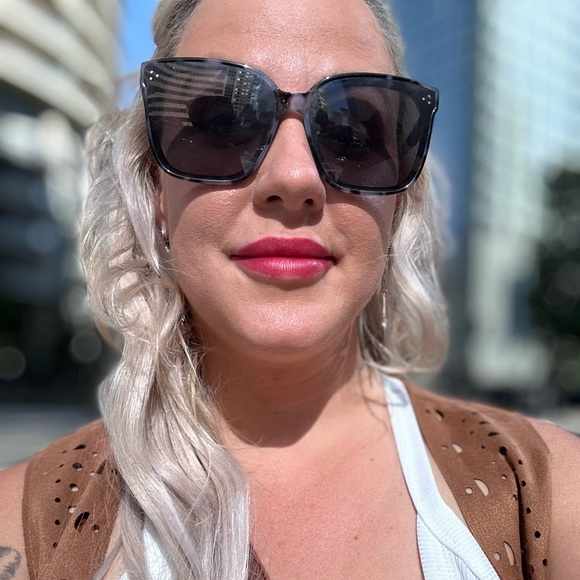 Meet your Posher, Dezerae - Picture 1 of 2